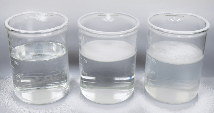 Abb. 08: Wassertest bei 40 °C mit Puderzucker (links), Dekorpuder A (mittig) und Dekorpuder B (rechts), Quelle: UNIFERM GmbH & Co. KG